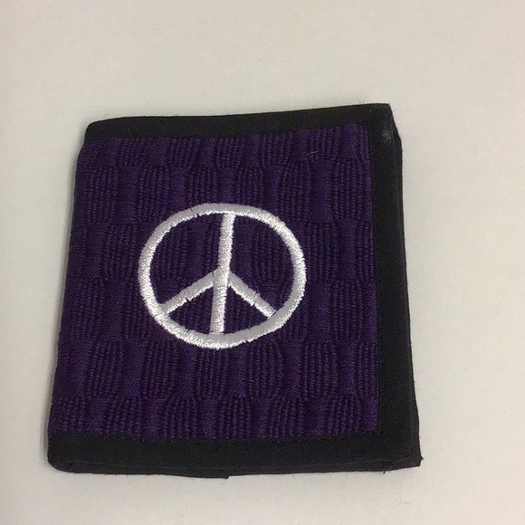 Sale: Bundle of 4 , 3 Coin Purses& 1 Bi-Fold - Picture 3 of 5